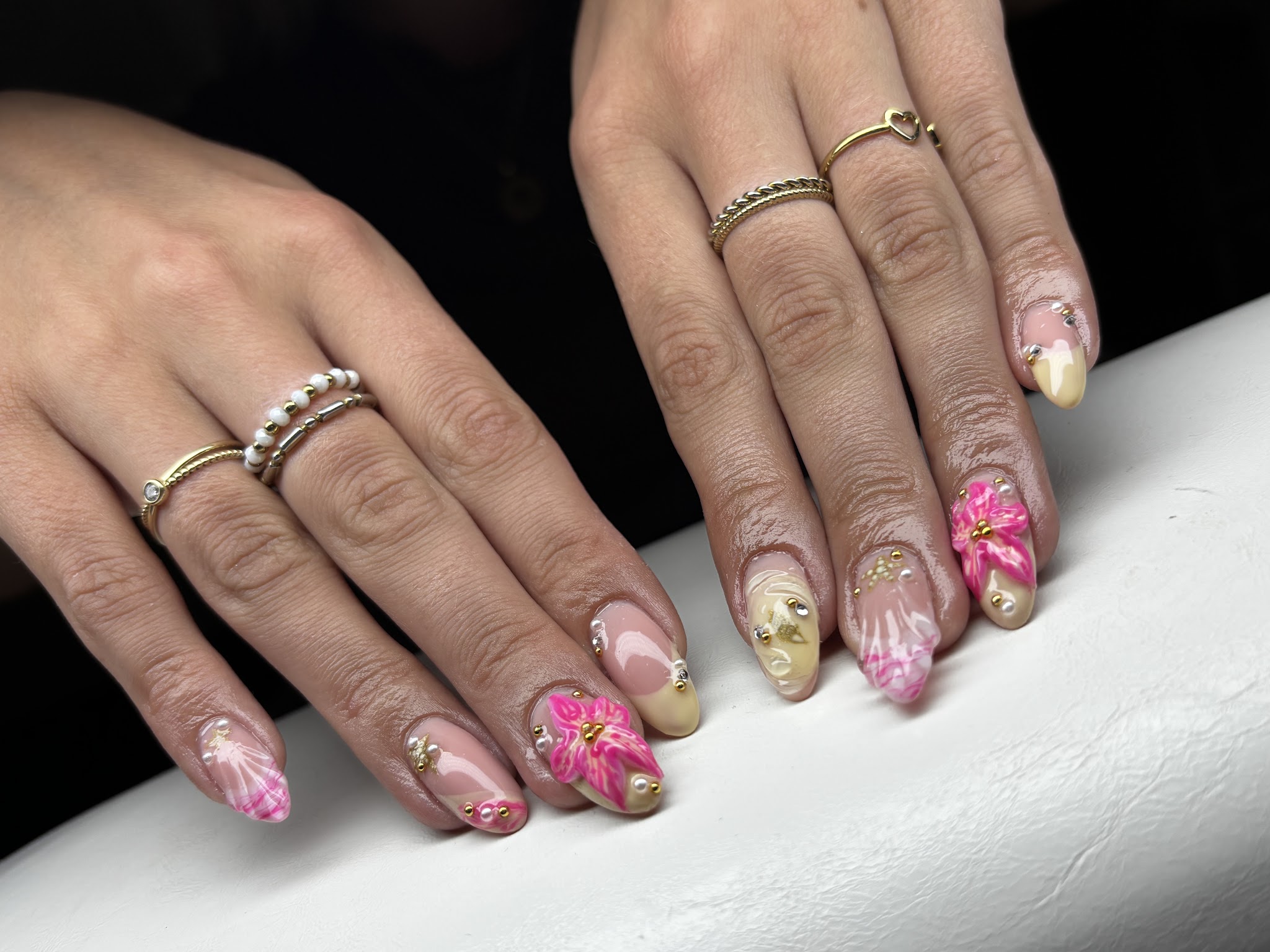 Roze 3D bloemen en gouden details op beide handen