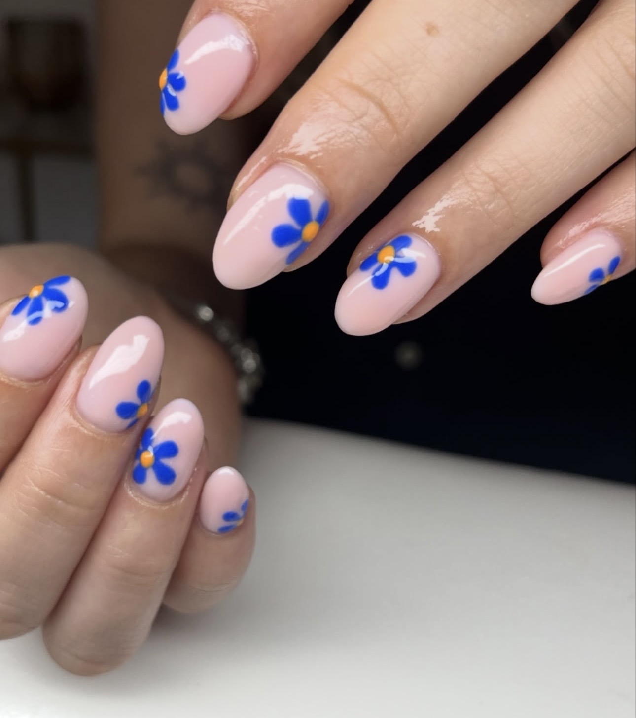 Amandelvormige nagels in zacht roze met blauwe bloemetjes