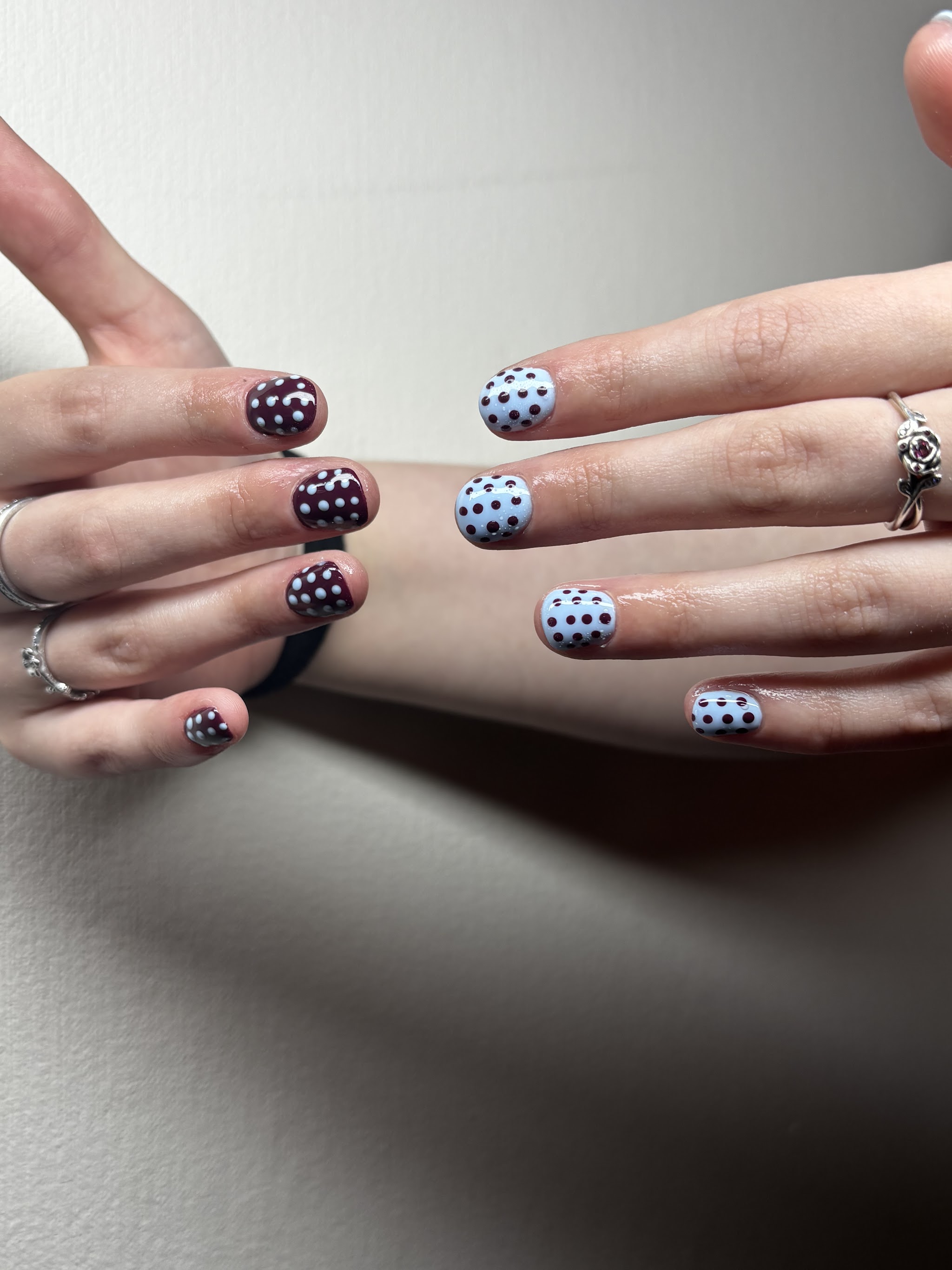 Polkadots in bordeaux en lichtblauw
