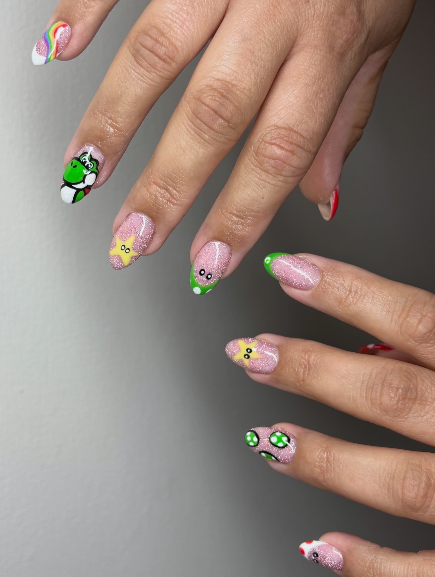 Naturel nagels met kleurrijke nail art van figuurtjes