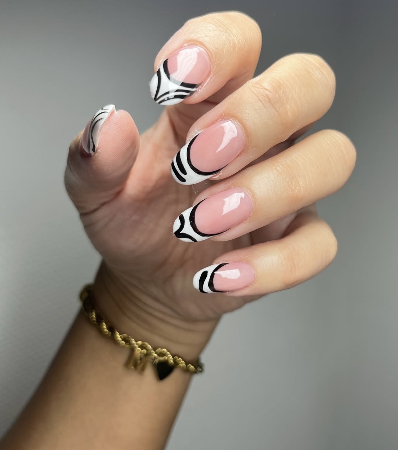 Zwart-witte swirl french op naturel roze nagels